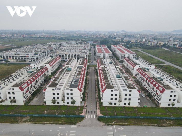 Ngoài ra, Công ty TNHH VSIP Bắc Ninh đã tiến hành bàn giao 1.000m2 đất cho Công ty Cổ phần Đệ Tam trước khi UBND tỉnh Bắc Ninh có Quyết định thu hồi đất và giao đất chưa đúng quy định tại điều 53, Luật Đất đai 2013.