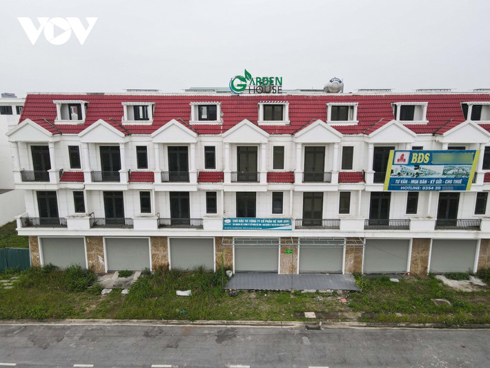 Theo ghi nhận của phóng viên Báo Điện tử VOV, hiện nay, ngoài phần thô khối nhà đã cơ bản hoàn thành thì các hạng mục khác vẫn ngổn ngang, dang dở.
