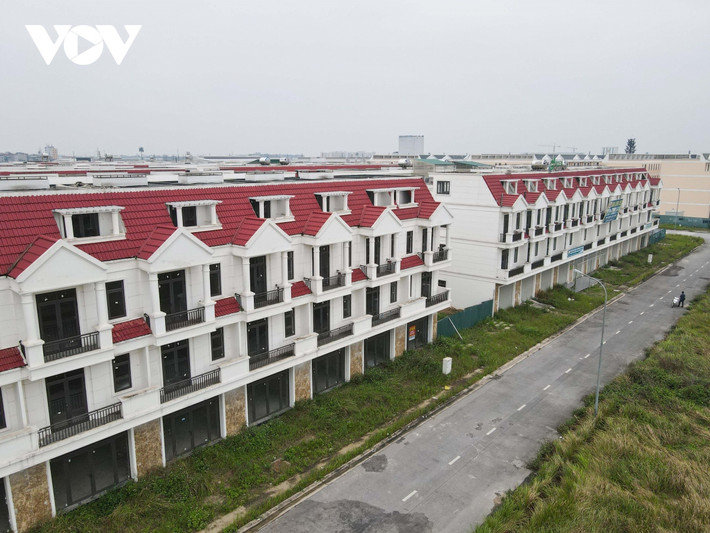 “Đáng chú ý, toàn bộ biên bản nghiệm thu phần hạ tầng đều ghi nhầm địa chỉ nghiệm thu thực tế dự án tại Khu đô thị VSIP Bắc Ninh nhưng biên bản nghiệm thu công việc xây dựng tại Nhơn Trạch. Đặc biệt đơn vị giám sát không yêu cầu lập, để duyệt biện pháp thi công an toàn lao động và bảo vệ môi trường các hạng mục trong quá trình thi công; Phần xây dựng cơ bản đã hoàn thành, bản vẽ hoàn công phần kiến trúc nhà xây thô và hoàn thiện ngoài vẫn chưa được lập”- Thanh tra tỉnh Bắc Ninh nhấn mạnh.