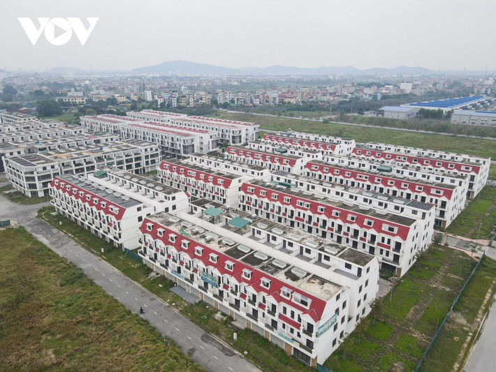 Dự án Garden House VSIP Bắc Ninh của Công ty cổ phần Đệ Tam tại phường Phù Chẩn, TP Từ Sơn (Bắc Ninh) có diện tích 2,58ha với khoảng 160 căn biệt thự và những lời giới thiệu có cánh dự kiến bàn giao nhà trong Quý IV năm 2022. Tuy nhiên, đến thời điểm này nơi đây vẫn vắng bóng người ở, chưa thể đi vào sử dụng.