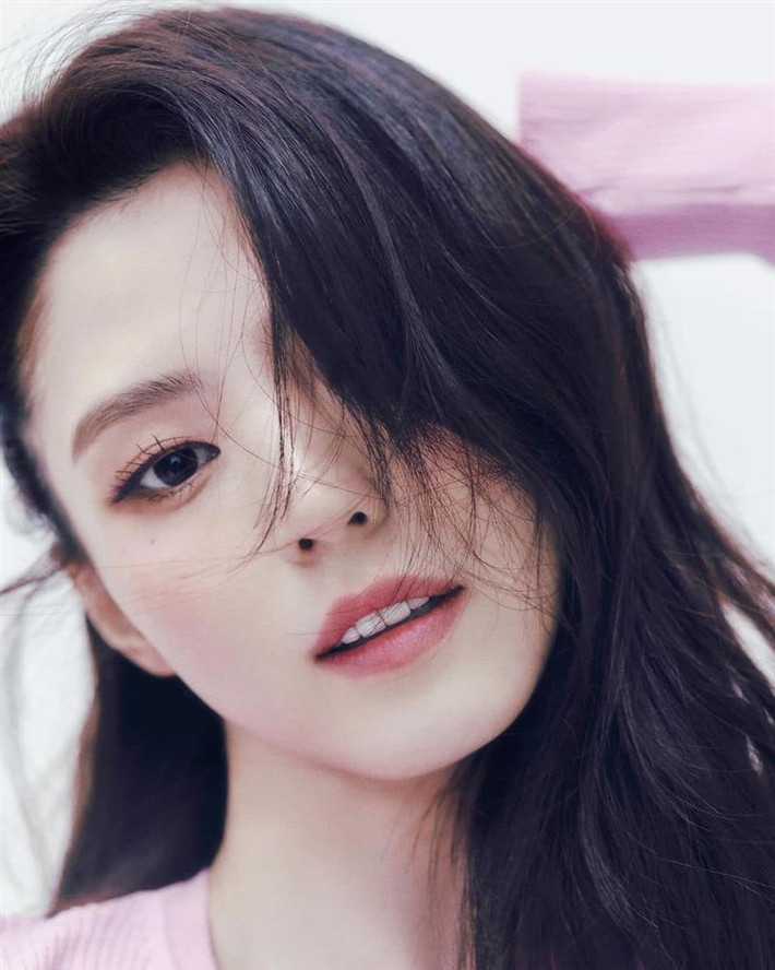 an So Hee nổi lên từ bộ phim 'Thế Giới Hôn Nhân' nhờ vai tiểu tam bị ghét nhất màn ảnh Yeo Da-Kyung gây sốt màn ảnh năm 2020. Diễn xuất ấn tượng của Han So Hee với gương mặt 'xấc láo' lạnh như băng đã mang đến thành công lớn cho nữ diễn viên với nhiều đề cử và giải thưởng lớn.