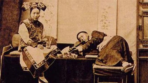 ức ảnh năm 1887, cách cách và “phò mã” đang hút nha phiến.