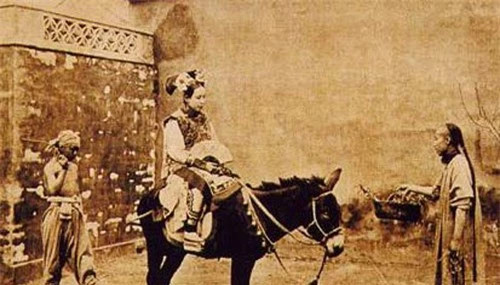 ức ảnh năm 1887, “cô dâu mới” hồi cung, tương truyền những cô gái Mãn Châu xưa đều có đôi chân to và giỏi cưỡi ngựa.