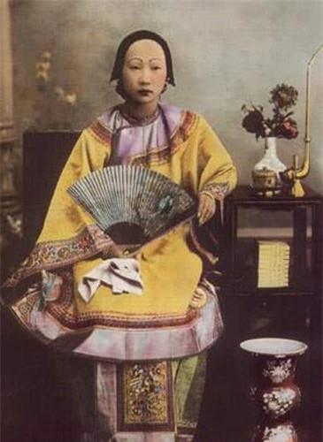 Bức ảnh năm 1872, có thể thấy thời này, người ta coi chụp ảnh là một sự kiện rất long trọng, mọi đồ vật quý giá đều được đem ra “làm nền”.