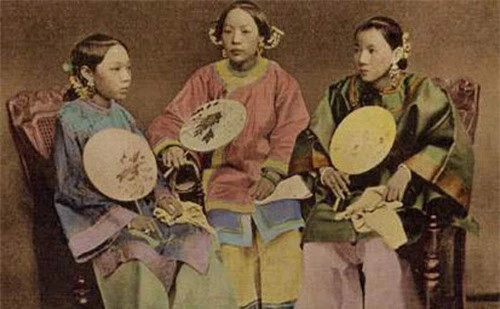 ức ảnh năm 1870, ba phi tử trong bức ảnh có kiểu tóc khá lạ mắt!