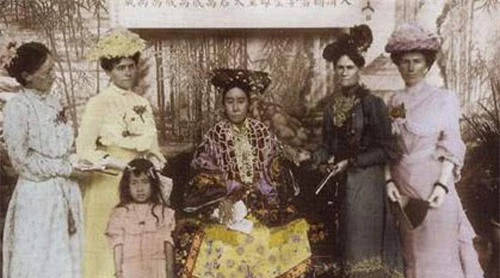 Bức ảnh năm 1903, Từ Hy thái hậu cùng phu nhân đại thần các nước, có thể thấy trang phục của thái hậu khá “thời trang” với chiếc áo choàng “lưới” được kết từ hàng trăm viên ngọc!