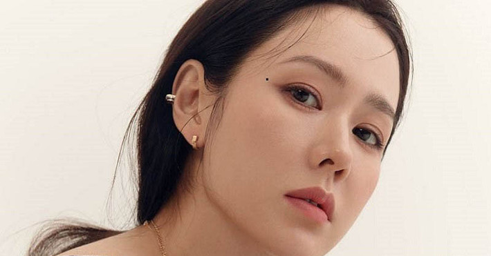 3. Nốt ruồi ở khu vực khóe mắt: Theo quan niệm Nhân tướng học, những cá nhân sở hữu nốt ruồi may mắn ở khu vực khóe mắt này nổi bật với khả năng kinh doanh thượng thừa, sự nhạy bén và tài năng vốn có, giúp họ tiến xa trên con đường sự nghiệp.