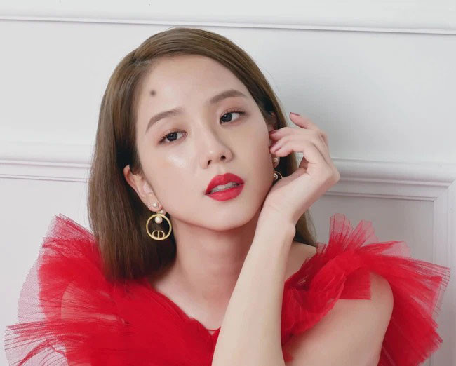 Thêm vào đó, không thể không nhắc đến vầng trán - là nơi phản chiếu sự sáng suốt và trí tuệ. Một vầng trán rộng, không tì vết và đặc biệt có nốt ruồi sẽ càng tăng thêm vẻ quý phái, thu hút năng lượng tích cực và may mắn.