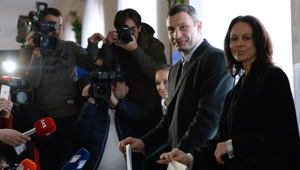 Thị trưởng Kiev Vitaly Klitchko cùng vợ bỏ phiếu bầu.