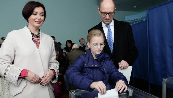 Cũng như người dân, các vị lãnh đạo Ukraine cũng đi bỏ phiếu, thực hiện quyền và trách nhiệm của mình. Trong ảnh là gia đình Thủ tướng Yatsenyuk có mặt tại một điểm bỏ phiếu.