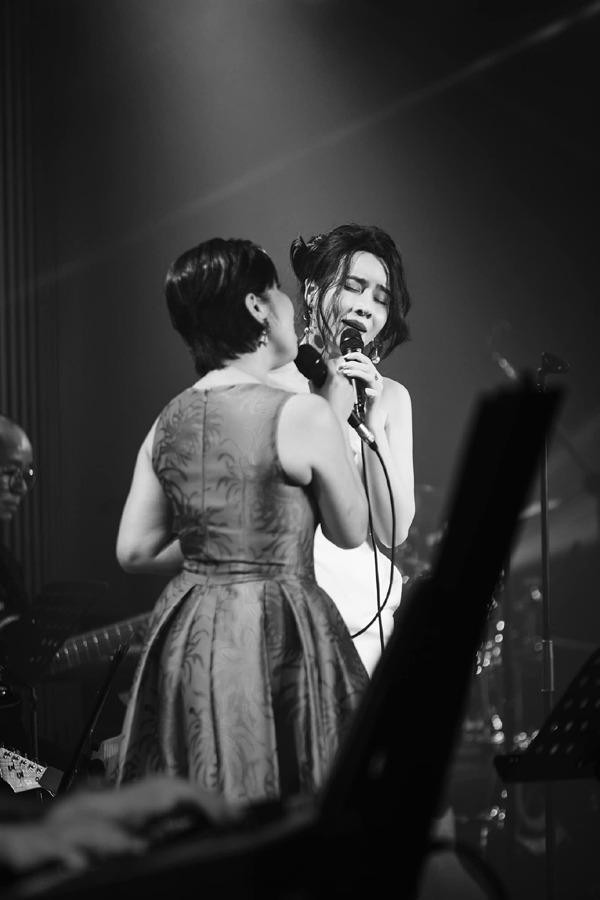 ưu Hương Giang không còn chung sống với Hồ Hoài Anh là thông tin mà diva Mỹ Linh vô tình tiết lộ trong một gameshow ca nhạc. "Nhớ Tết năm rồi, Giang đi cùng chồng cũ đưa các con đến nhà chị Linh anh Quân chơi. Mình nhìn Giang ánh nhìn thay cho câu hỏi. Giang bảo: ‘Chúng em quyết làm bạn, cùng nhau nuôi dạy các con nên người’. Rồi Giang cười mà mắt vẫn buồn”, Mỹ Linh nhớ lại.