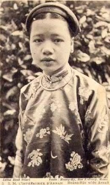 ##sc### Đệ nhất ân Phi Hồ Thị Chỉ là vợ vua Khải Định. Bà Chỉ nổi tiếng với nhan sắc mặn mà, thông minh, đàn hay, thông thạo tiếng Pháp, Hán văn, Việt ngữ. Bà Chỉ là con của Thượng thư bộ Học Hồ Đắc Trung và bà Châu Thị Ngọc Lương, quê ở làng Chuồn (xã Phú An, huyện Phú Vang, tỉnh Thừa Thiên - Huế)