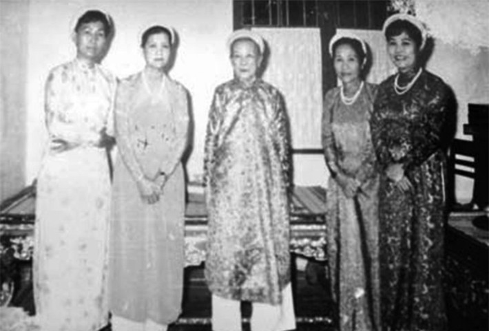 ##sc### Bà Từ Cung (giữa) cùng các người thân trong hoàng tộc