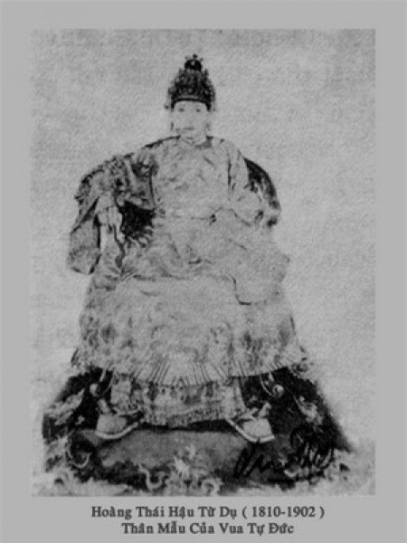 ##sc### Hoàng thái hậu Từ Dụ- mẹ vua Tự Đức - có nét đẹp rất hiền từ. Bà rất thương dân. Do trong dân gian thường gọi nhầmbàlà Từ Dũ nên tên Từ Dũ sau này cũng vì thế được đặt cho bệnh viện phụ sản lớn nhất Sài Gòn từ trước năm 1975 cho đến nay