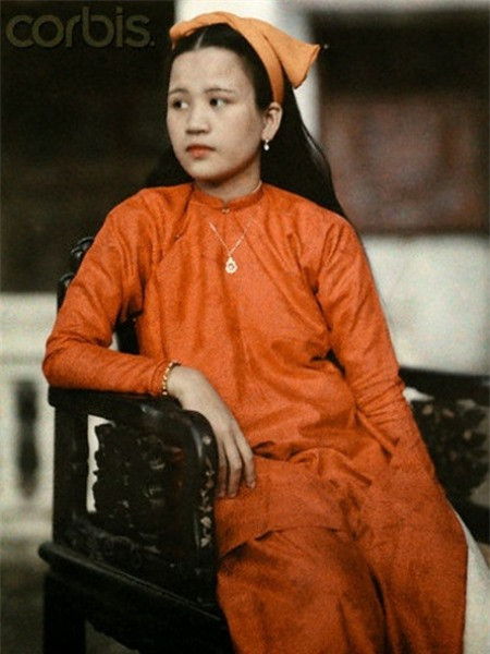 ##sc### Cô Nguyễn Thị Cẩm Hà - thường gọi là Mệ Bông, con của Công chúa Mỹ Lương - có vẻ đẹp dịu dàng (Ảnh: W. Robert Moore/National Geographic Society/Corbis)