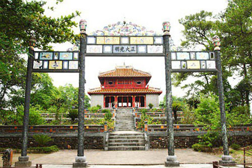 ##sc### Theo đánh giá của vua Minh Mạng, Lê Khôi là vị tướng giỏi nhất của nhà Hậu Lê, có công đánh đuổi quân Minh, quét sạch quân Chiêm Thành quấy nhiễu. Minh Mạnh đã chọn Lê Khôi, đưa vào thờ ở Võ Miếu cùng 5 tướng khác là Trần Hưng Đạo, Nguyễn Hữu Dật, Nguyễn Hữu Tiến, Tôn Thất Hội và Nguyễn Văn Trương. 