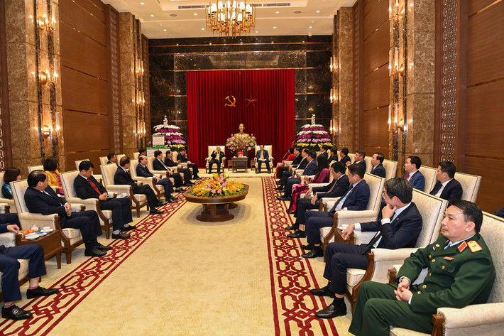 Trong không khí ấm áp của ngày đầu xuân mới, thư thái đi bộ bên bờ Hồ Gươm, Tổng Bí thư, Chủ tịch nước Nguyễn Phú Trọng đã ân cần thăm hỏi, chúc Tết nhân dân và du khách tham quan.