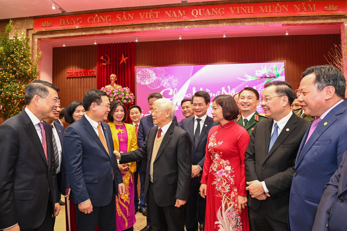 Tổng Bí thư, Chủ tịch nước Nguyễn Phú Trọng đến dâng hương Tượng đài Vua Lý Thái Tổ tại Vườn hoa Lý Thái Tổ, tưởng nhớ công ơn các vị tiên hiền, tiên liệt, các liệt tổ, liệt tông đã dày công xây dựng và bảo vệ non sông đất nước, để con cháu ngày nay được chung hưởng thái bình, độc lập, tự do.