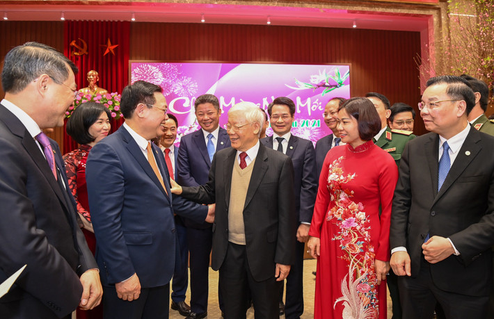 Tại hội trường Thành ủy, Tổng Bí thư, Chủ tịch nước đã nghe lãnh đạo TP Hà Nội báo cáo những kết quả nổi bật mà Đảng bộ, chính quyền, nhân dân thủ đô đã nỗ lực phấn đấu đạt được trong năm qua và tình hình nhân dân vui Xuân, đón Tết.