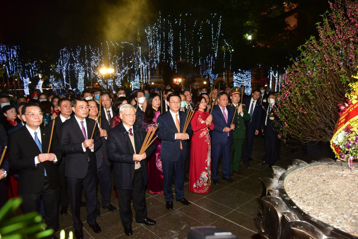 Đến dâng hương tại Tượng đài Lý Thái Tổ, Đền Ngọc Sơn, Tổng Bí thư tưởng nhớ công ơn các vị tiên hiền, tiên liệt, các liệt tổ, liệt tông đã dày công xây dựng và bảo vệ non sông đất nước.