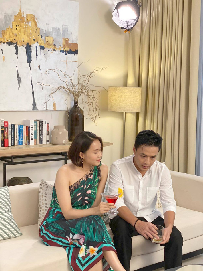 Khác với 5 bộ phim trước, lần này họ vào vai hai người yêu nhau từ đầu phim nhưng liên tục phải đối diện với sóng gió, sự phản bội và cao trào là sự chấm hết ở tập 36 phát sóng tối 3/3 khi Châu tới gặp Kiên và tuyên bố trong mắt mình Kiên đã chết.