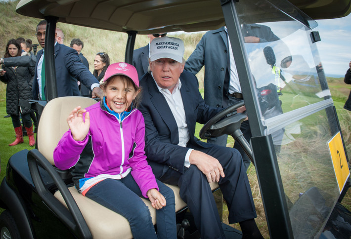 Ông Donald Trump đã rời nhiệm sở, song Kai vẫn nhận được sự bảo vệ từ Cơ quan Mật vụ Mỹ theo yêu cầu đảm bảo an ninh cho con, cháu của cựu tổng thống. Ảnh: Michal Wachucik/AFP.