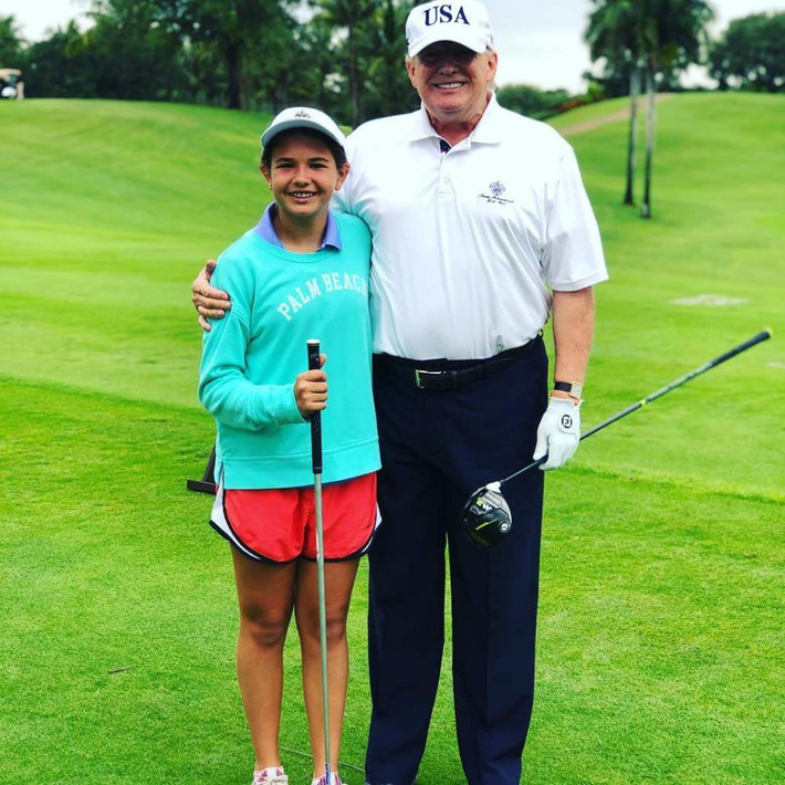 Trong thời gian ông Donald Trump giữ chức tổng thống, Kai xuất hiện tại nhiều sự kiện của Nhà Trắng để vui chơi với các anh chị em và chú Barron. Cô bé còn nhiều lần được đi chơi golf với ông nội - người rất yêu thích môn thể thao này. Ảnh: @ kaitrumpgolfer.