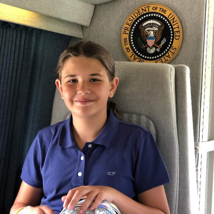 Kai cũng từng di chuyển trên trực thăng Marine One của tổng thống Mỹ. Donald Trump Jr. đã chia sẻ trên trang cá nhân rằng con gái may mắn khi được cùng ông nội bay đến Florida Everglades. Ảnh: @donaldjtrumpjr.