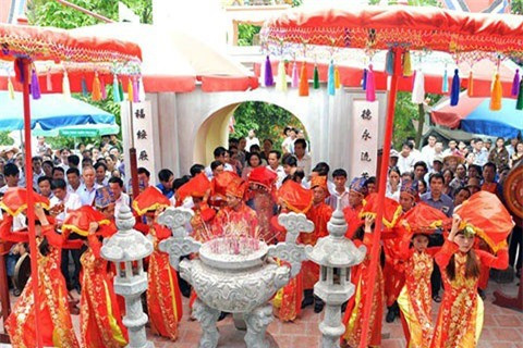 ##sc### Sau trận đánh Chiêm Thành, ông trở về, dọc đường lâm bệnh nặng mất tại khu vực núi Nam Giới (gần cửa Sót ở xã Mai Phụ, Lộc Hà, Hà Tĩnh) năm 1446. Triều đình truy tặng ông là Nhập nội Đại Hành khiển, sai quan vào tận nơi ông mất để làm lễ an táng và cúng tế. Năm 1487, ông được vua Lê phong “Chiêu Trưng Đại vương”.