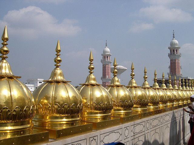 Du khách tới tham quan ngôi đền được gọi là gurudwaras. Hút thuốc và uống rượu là hai hành động đặc biệt cấm kỵ với du khách mỗi khi đến tham quan đền.