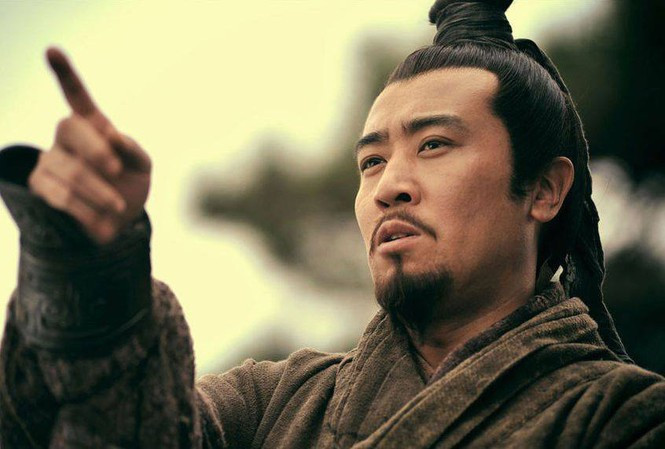 Khi còn nhỏ, Lưu Bị cùng Công Tôn Toản, Lưu Đức Nhiên nhận Lư Thực, người có văn võ toàn tài làm thầy. Ông được truyền đạt, học hỏi rất nhiều. Tiền học của Lưu Bị được cha của Lưu Đức Nhiên là Lưu Nguyên Khởi chu cấp. Có lần, vợ của Nguyên Khởi hỏi: "Mỗi nhà mỗi cảnh, sao ta có thể mãi chu cấp cho nó!" Nguyên Khởi đáp: "Đứa trẻ ấy có cùng họ với ta, thật là người phi thường vậy". Cũng theo Tam Quốc chí, Lưu Bị thích giao kết với kẻ hào kiệt, được nhiều người trẻ tuổi vây quanh, gặp Quan Vũ, Trương Phi kết thành huynh đệ. Khi nhà Đông Hán ngày càng suy yếu, nhiều nơi tình hình địa phương không ổn định, Lưu Bị đã tập hợp thanh niên trong xóm đứng ra bảo vệ dân làng, được nhiều phú thương chu cấp, ủng hộ. Ảnh: Tạo hình Lưu Bị trong phim "Tam Quốc Diễn Nghĩa".