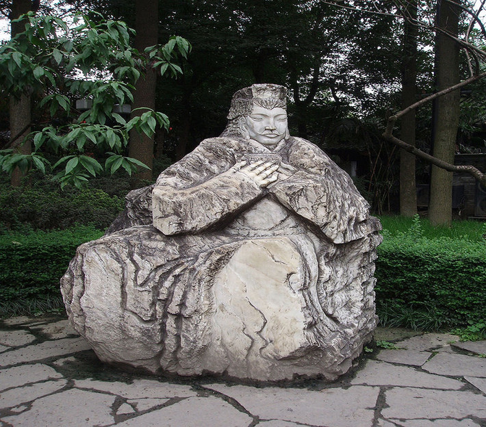 Lưu Bị được sách Tam Quốc chí của Trần Thọ (quan nhà Thục Hán, sống cùng thời Lưu Bị) mô tả là người cao bảy thước rưỡi (khoảng 1,65 m) không có râu, vành tai rất lớn, hai tay dài tới đầu gối, ít nói, mừng giận không lộ ra mặt. Nhà nghèo và mồ côi cha từ nhỏ, Lưu Bị phải cùng mẹ làm nghề bện giày cỏ, chiếu cỏ để kiếm sống. Nhờ có danh tiếng là người trong hoàng tộc, ông kết giao được với những người có danh vọng như Công Tôn Toản, Lưu Đức Nhiên… Ảnh: Tượng Lưu Bị tại mộ Khổng Minh. Nguồn: Wikipedia.