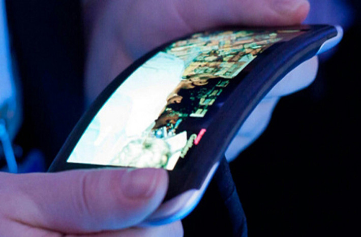 LG G Flex. G Flex của LG thu hút nhiều sự chú ý của người tiêu dùng bởi thiết kế cong theo trục ngang, khả năng uốn dẻo thực sự, và khung máy có thể tự phục hồi vết trầy xước. G Flex cũng là smartphone đầu tiên được trang bị pin cong. G Flex có màn hình cong 6 inch độ phân giải 1280x720 pixel, 2GB RAM và sở hữu vi xử lý lõi tứ Snapdragon 800, một trong những vi xử di động mạnh nhất hiện tại.