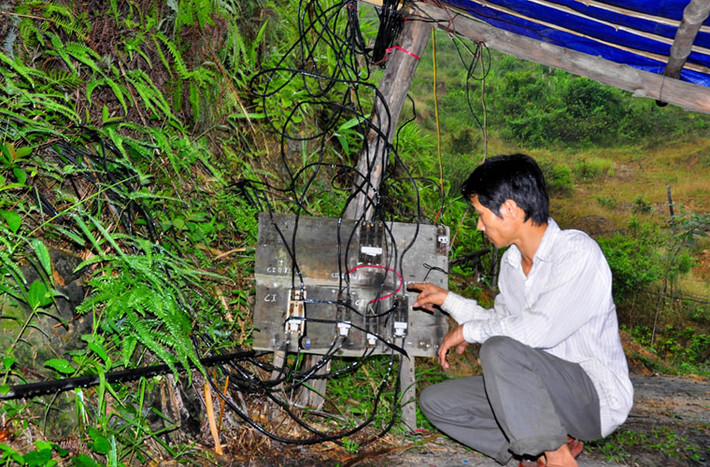 Làm việc trong môi trường độc hại, hàng ngày đối mặt với "tử thần" nhưng các công nhân ở đây không có bảo hiểm độc hại hay bảo hiểm tai nạn lao động trong quá trình làm việc.