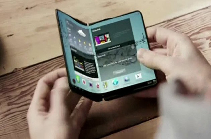 Samsung Galaxy F. Nhiều đồn đoán cho rằng Samsung có kế hoạch thu hẹp khoảng cách giữa dòng S và Note bằng việc cho ra đời một thiết bị cao cấp nữa vào mùa hè 2014. Chiếc smartphone này sẽ loại bỏ lớp vỏ nhựa đang được sử dụng trên những thiết bị Samsung hiện nay, thay vào đó là lớp vỏ nhôm cao cấp giống như trên iPhonevà HTC One. Ngoài ra, nhiều nguồn tin tiết lộ về việc Samsung sẽ trang bị camera 16MP trên Galaxy F, tương tự như trên Samsung Galaxy S5.
