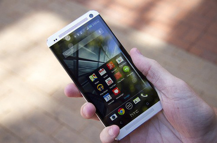 HTC one M8. Gần đây, giới truyền thông đã hé lộ hình ảnh cho thấy phần lưng của thiết bị mới nói trên, với tên mã là HTC M8. Dựa vào hình ảnh đó, có thể thấy một lỗ mở rộng ở phía trên của nắp sau, từ đó giới phân tích dự đoán rằng đây là một phần của hệ thống quét dấu vân tay trên HTC M8, nhằm bắt kịp các sản phẩm đối thủ. Nó sẽ có cấu hình được nâng cấp lên bộ xử lý Qualcomm Snapdragon 800 với xung nhịp 2.3 Ghz, hỗ trợ công nghệ loa Beats và đặc biệt là giao diện HTC Sense 6.0 mới toanh. Ngoài ra thiết kế của HTC one M8 sẽ tiếp tục đi theo phong cách của HTC one.