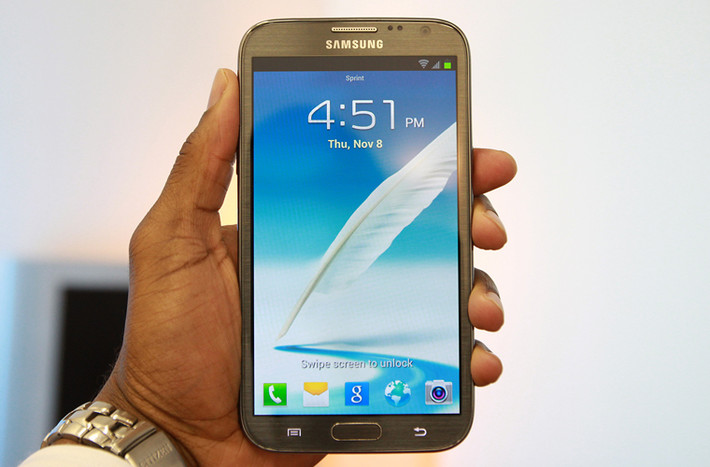 Samsung Galaxy Note 4. Hiện giờ, mối quan tâm của dân đam mê công nghệ đang chuyển sang Galaxy Note 4 - chiếc phablet (smartphone lai tablet) thứ 4 trong dòng sản phẩm Galaxy. Samsung chưa công bố kế hoạch về Note 4 nhưng các tin đồn cho rằng Note 4 sẽ có thiết kế vỏ nhôm thay vì nhựa như hiện nay, và sạc không dây thực sự. Chúng ta cũng có thể mong đợi Note 4 sẽ dùng vi xử lý tám nhân và camera cải tiến, mặc dù Samsung chưa xác nhận những điều này.