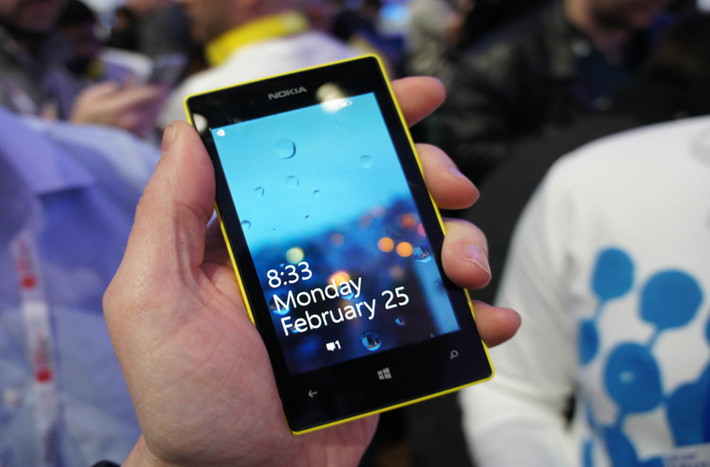 Nokia Lumia 520: mượt nhất trong tầm giá. Có thể nói đây là lựa chọn hấp dẫn nhất trong tầm giá 3 triệu đồng hiện nay. Máy có màn hình 4 inch độ phân giải 800 x 480 pixel, camera 5MP, bộ nhớ trong 8GB cùng khe cắm thẻ nhớ ngoài và đặc biệt là máy hoạt động mượt nhờ hệ điều hành Windows Phone được tối ưu rất tốt dù phần cứng không thực sự mạnh mẽ, chip lõi kép 1GHz và RAM 512MB.