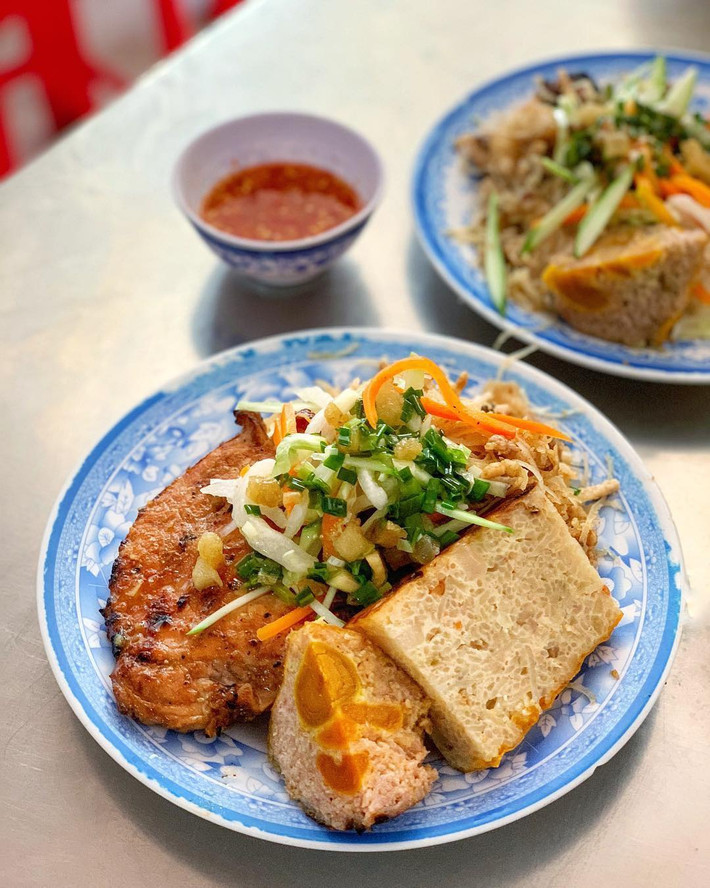 Cơm tấm: Món đặc sản "huyền thoại" này của thành phố vừa đơn giản, ngon miệng, có thể chinh phục được những thực khách khó tính nhất. Một miếng sườn vừa nướng xong rưới chút nước mắm, ăn cùng cơm tấm, thêm mỡ hành và đồ chua thật không khác gì mĩ vị. Ảnh: Hatmydiscover, Mysteriousaigon.