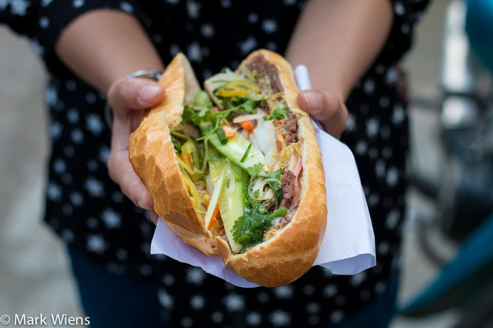  Bánh mì: Được lòng cả người dân địa phương và du khách quốc tế, bánh mì là biểu trưng hoàn hảo cho sự giao thoa và hài hòa trong ẩm thực TP.HCM. Trong lớp vỏ vàng ruộm, giòn tan và nóng hổi, bạn có thể chọn cho mình đủ loại nhân theo sở thích, từ pate, xá xíu đến trứng chả, thịt nướng... Ảnh: Mark Wiens.