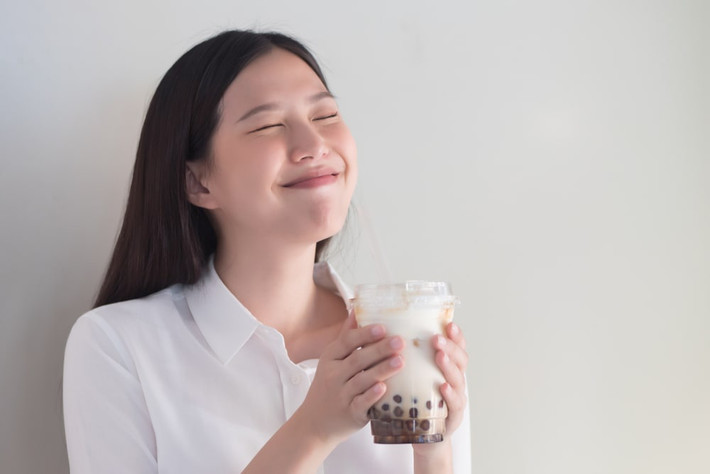 Trà sữa: Món đồ uống này có nguồn gốc từ nước ngoài, nhưng đã nhanh chóng trở thành một phần không thể thiếu trong ẩm thực TP.HCM. Với vô vàn lựa chọn, đây là món giải khát thú vị, không thể bỏ qua khi đến thành phố này. Ảnh: Wegotravelblog.