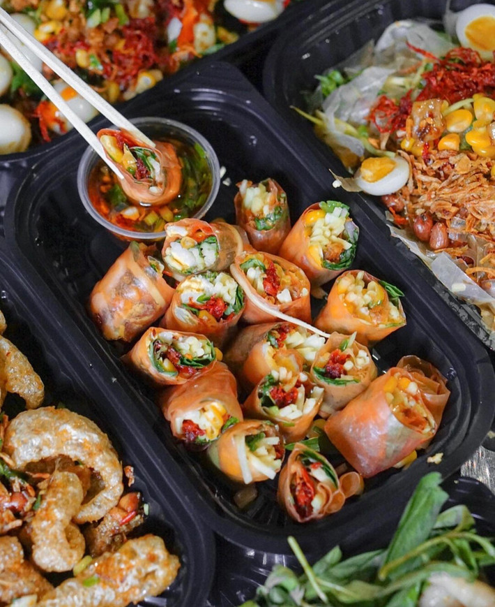 Bánh tráng trộn: Món ăn vặt nổi tiếng này thu hút các tín đồ ẩm thực nhờ hương vị hòa trộn một cách hoàn hảo, từ vị mặn của bánh tráng, vị chua chua của xoài, đến trứng cút bùi bùi, vị cay của bò khô và vị ngọt thanh của sốt... Ảnh: Llickthespoon.