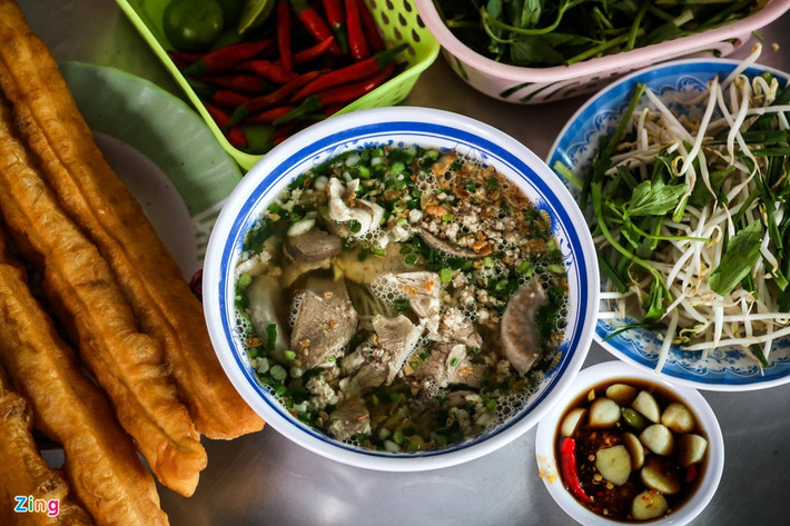 Hủ tiếu: Món ăn thân thương của TP.HCM này đơn giản nhưng có nguyên liệu, cách chế biến đa dạng, phù hợp ăn vào bất cứ thời điểm nào trong ngày, dù là sáng sớm hay đêm khuya. Ảnh: Liêu Lãm.