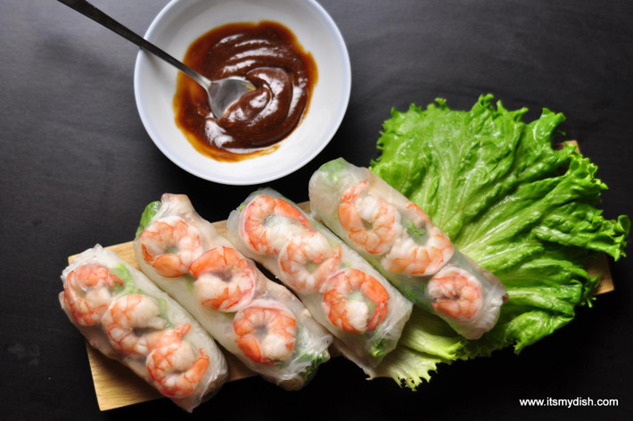 Gỏi cuốn: Với nguyên liệu chủ yếu là rau, thêm tôm hoặc thịt, bì..., món gỏi cuốn vừa dễ ăn, vừa tiện lợi, phù hợp với những người muốn ăn nhẹ nhàng. Ảnh: Itsmydish.