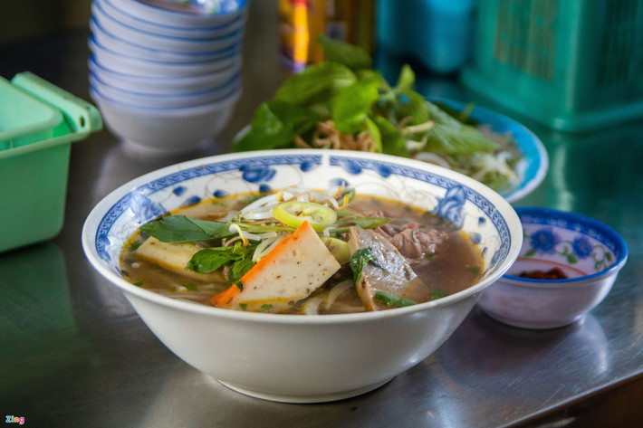 Bún bò: Nước dùng đậm đà, nóng hổi kèm sợi bún thanh thanh, thịt bò thơm lừng và rau sống tươi ngon hòa trộn lại tạo ra hương vị rất riêng. Ảnh: Trang Minh.