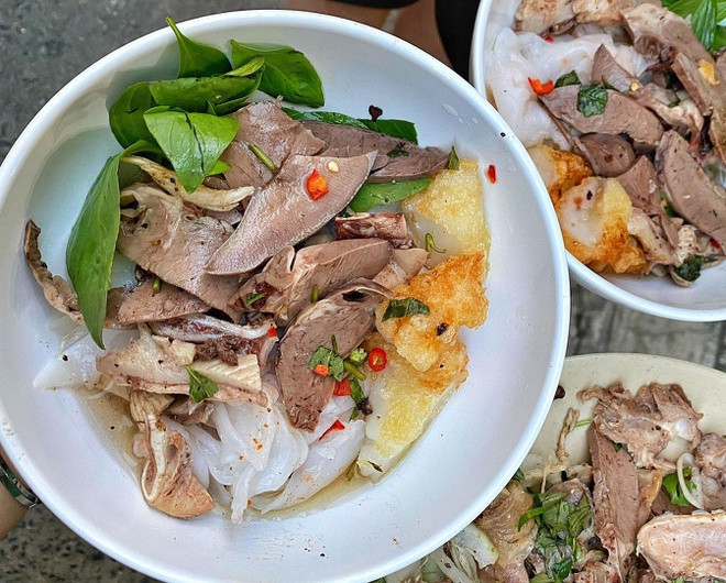 br/> Ở TP.HCM và các địa phương khác, người ta thường thưởng thức món bánh ướt ăn kèm chả lụa, chả quế, nem chua... Với ẩm thực Đà Lạt, một trong những đặc sản cuốn hút nhiều du khách chính là bánh ướt lòng gà. Món ăn này có bánh ướt, lòng heo luộc (tim, gan, lưỡi...) xắt lát, thịt gà luộc xé miếng, trứng non, ít rau thơm, hành tây, chan nước mắm ớt pha chua ngọt... Ảnh: Eatwithmynoreo.