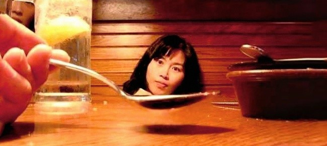 Nếu nhìn lướt qua, chắc hẳn bạn sẽ nghĩ khuôn mặt cô gái này đang nằm gọn trong chiếc thìa.