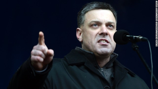 5. Oleh Tyahnybok Ông là người đứng đầu Đảng Svoboda cực hữu đối lập từ hơn một thập kỷ trước. Ông lần đầu tiên được bầu vào hội đồng địa phương năm 1994. Bốn năm sau, ông đã có một ghế ở quốc hội. Vào năm 2004, Tyahnybok trở thành người đứng đầu đảng này.