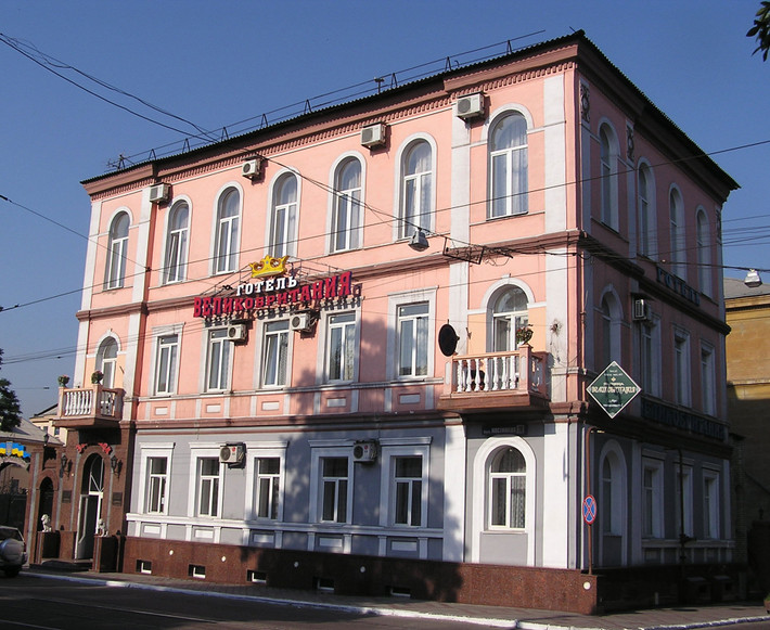 Tuy nhiên, ít ai biết rằng, con đường quan lộ của ông Viktor lại khá gắn liền với Donetsk, tỉnh miền đông ở Ukraine. Tại đây, ông đã giữ cương vị Thống đốc tỉnh này từ năm 1997 tới 2002.