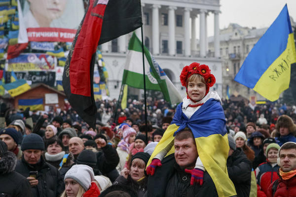 Đất nước Ukraine đã chứng kiến cuộc biểu tình dữ dội trong vòng 3 tháng qua. Sự việc bắt nguồn từ việc chính phủ Ukraine đã không ký kết thỏa thuận với Liên minh châu Âu (EU) bất chấp nhiều năm đàm phán để gia nhập tổ chức này. Thay vào đó, họ đã kí kết với Nga nhằm nhận khoản tín dụng 15 tỷ USD.